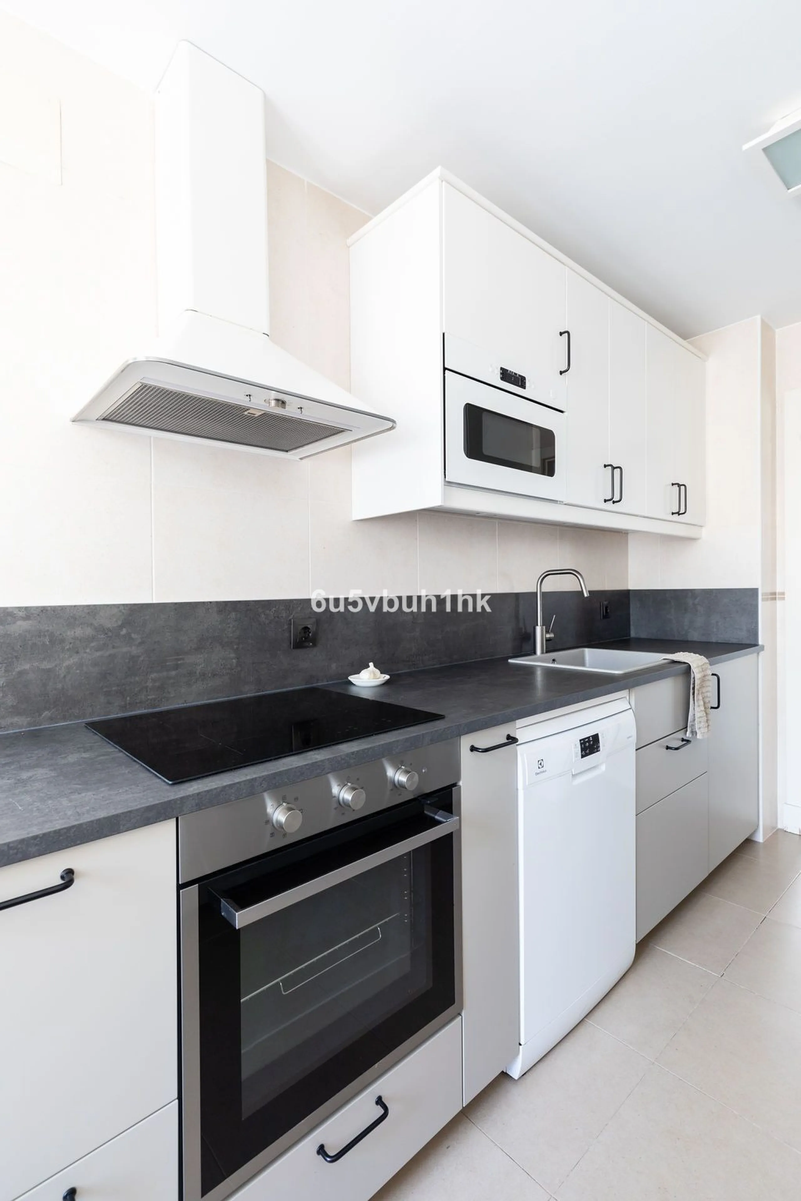 Set in the prestigious Torrequebrada area of Benalmádena, this refined penthouse offers an exceptional combination of elegance, privacy and an unrivalled coastal lifestyle, just moments from the Mediterranean.