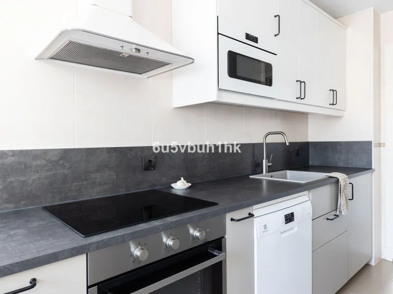 Set in the prestigious Torrequebrada area of Benalmádena, this refined penthouse offers an exceptional combination of elegance, privacy and an unrivalled coastal lifestyle, just moments from the Mediterranean.