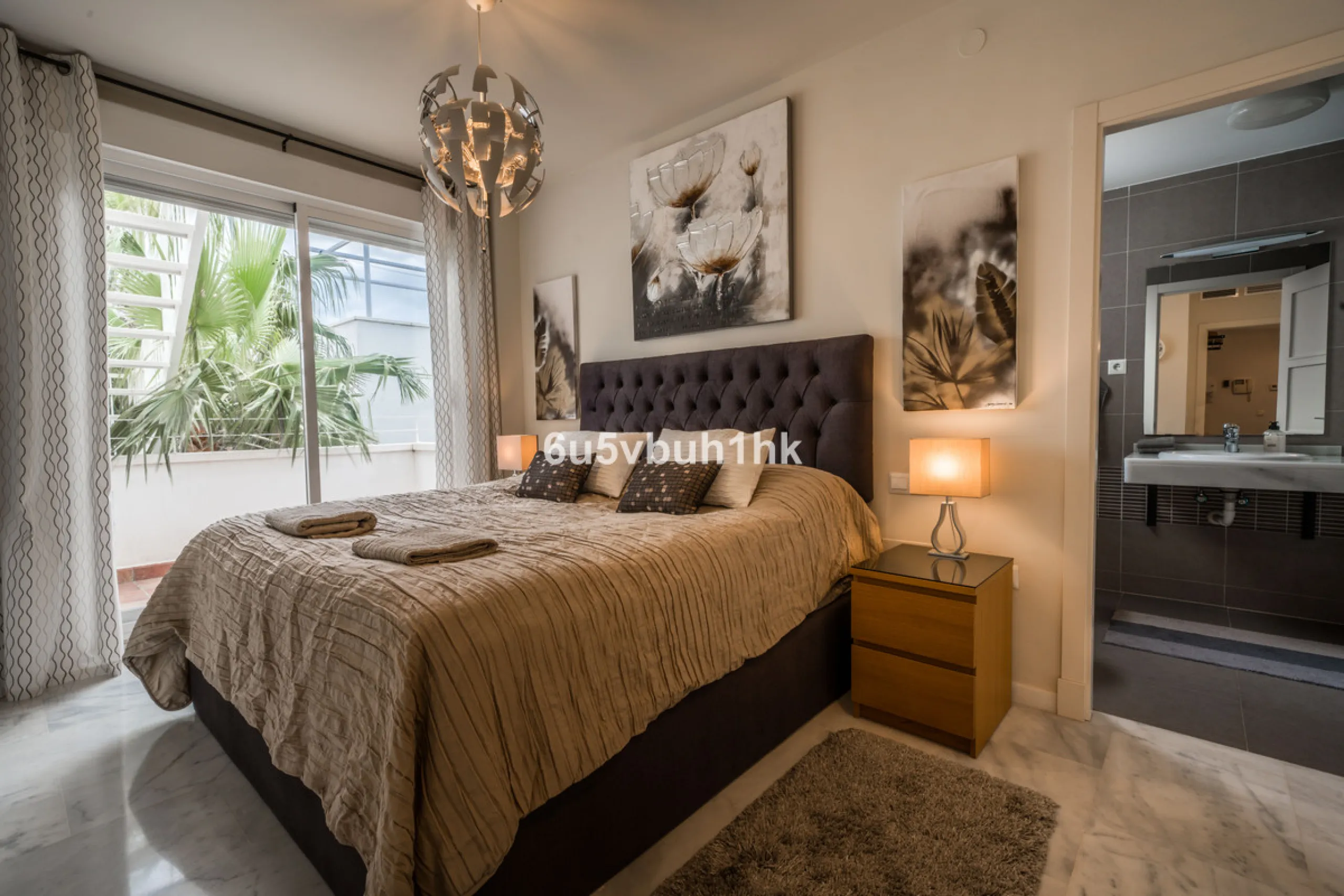 Set in the prestigious Torrequebrada area of Benalmádena, this refined penthouse offers an exceptional combination of elegance, privacy and an unrivalled coastal lifestyle, just moments from the Mediterranean.