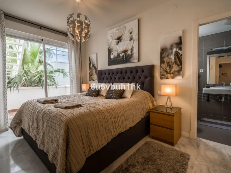 Set in the prestigious Torrequebrada area of Benalmádena, this refined penthouse offers an exceptional combination of elegance, privacy and an unrivalled coastal lifestyle, just moments from the Mediterranean.