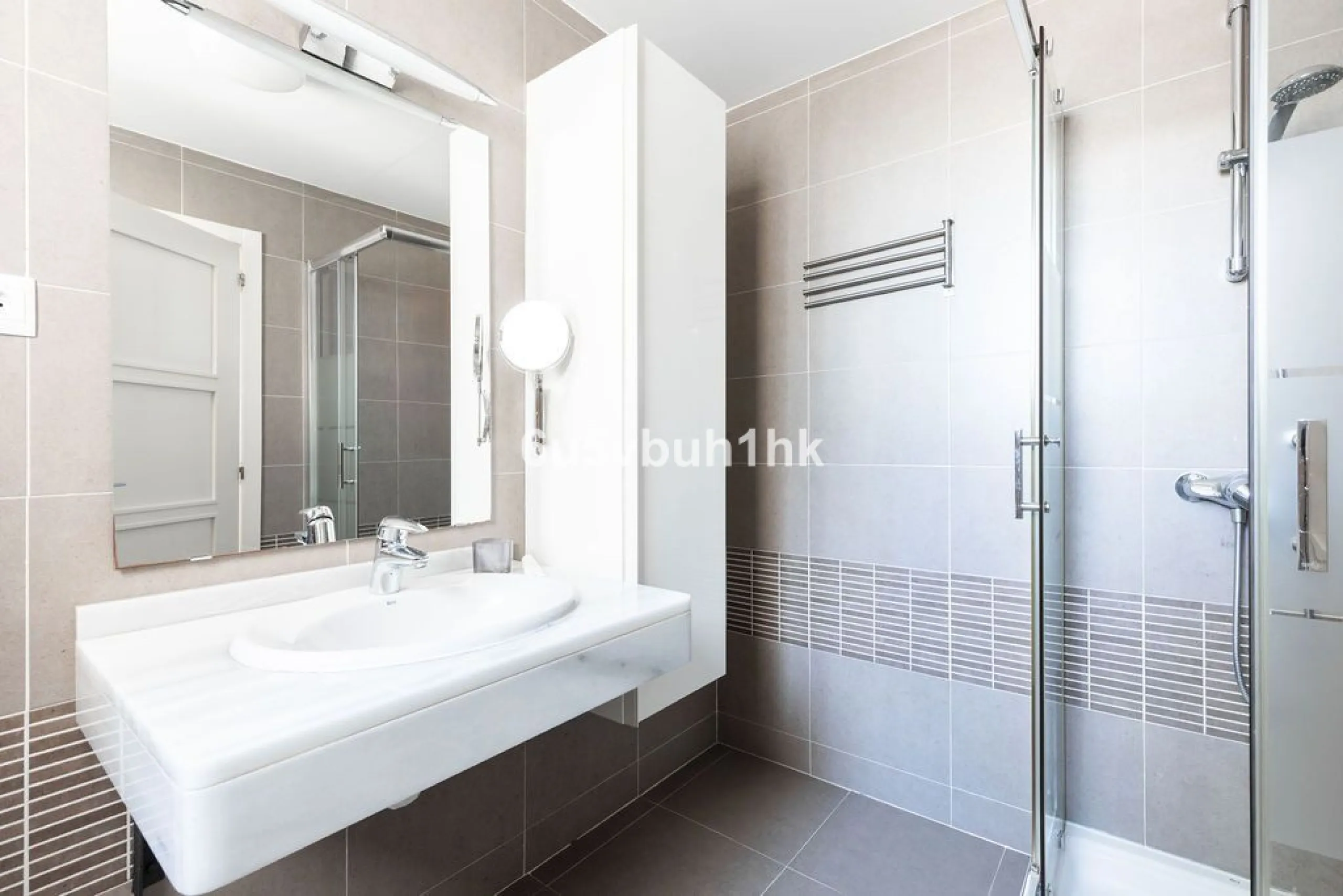 Set in the prestigious Torrequebrada area of Benalmádena, this refined penthouse offers an exceptional combination of elegance, privacy and an unrivalled coastal lifestyle, just moments from the Mediterranean.