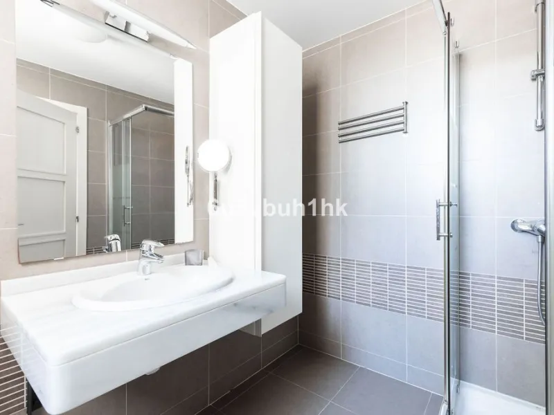 Set in the prestigious Torrequebrada area of Benalmádena, this refined penthouse offers an exceptional combination of elegance, privacy and an unrivalled coastal lifestyle, just moments from the Mediterranean.
