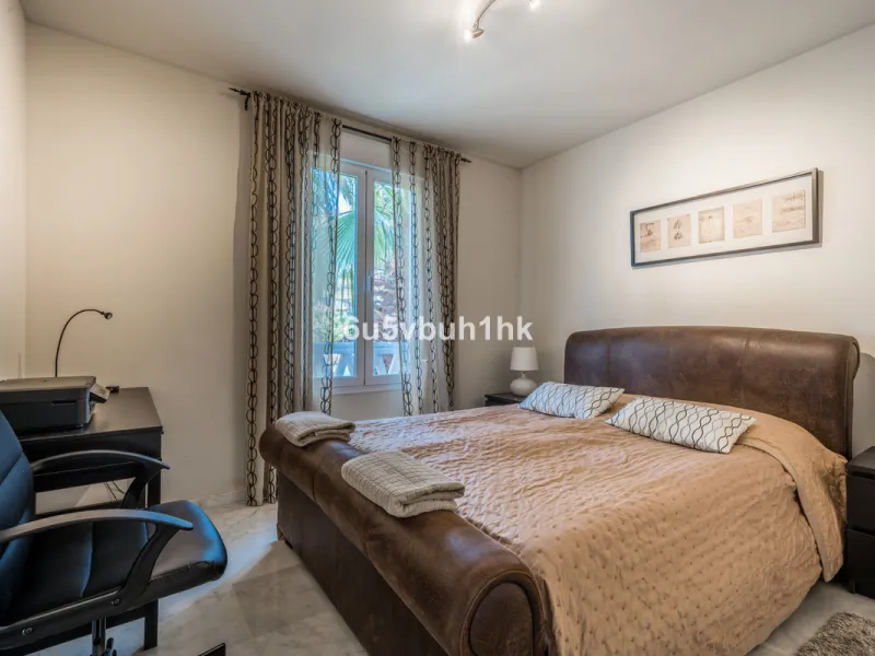 Set in the prestigious Torrequebrada area of Benalmádena, this refined penthouse offers an exceptional combination of elegance, privacy and an unrivalled coastal lifestyle, just moments from the Mediterranean.