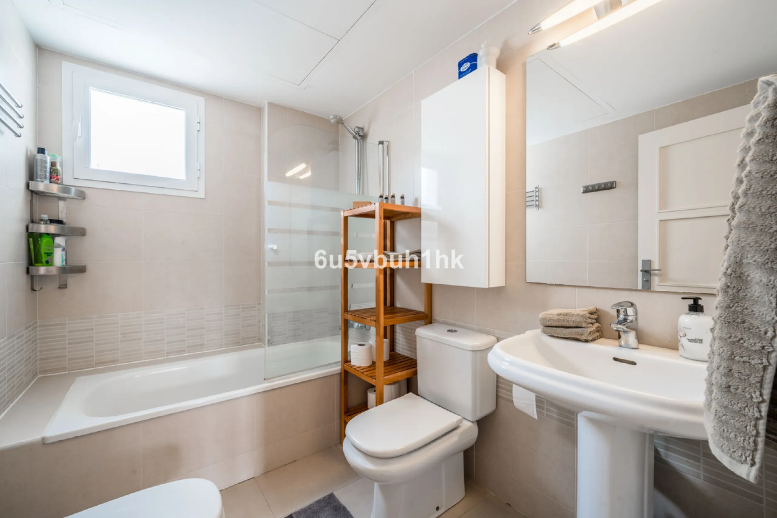 Set in the prestigious Torrequebrada area of Benalmádena, this refined penthouse offers an exceptional combination of elegance, privacy and an unrivalled coastal lifestyle, just moments from the Mediterranean.