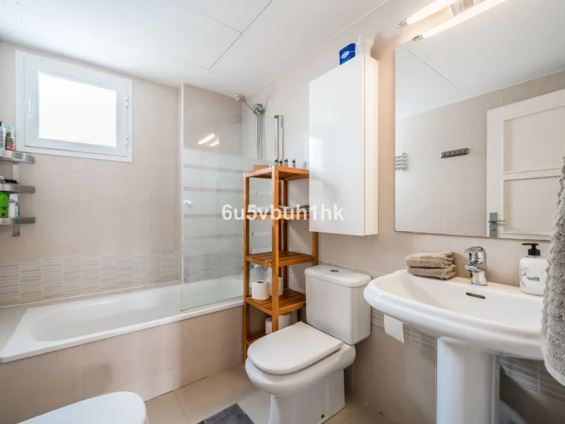 Set in the prestigious Torrequebrada area of Benalmádena, this refined penthouse offers an exceptional combination of elegance, privacy and an unrivalled coastal lifestyle, just moments from the Mediterranean.