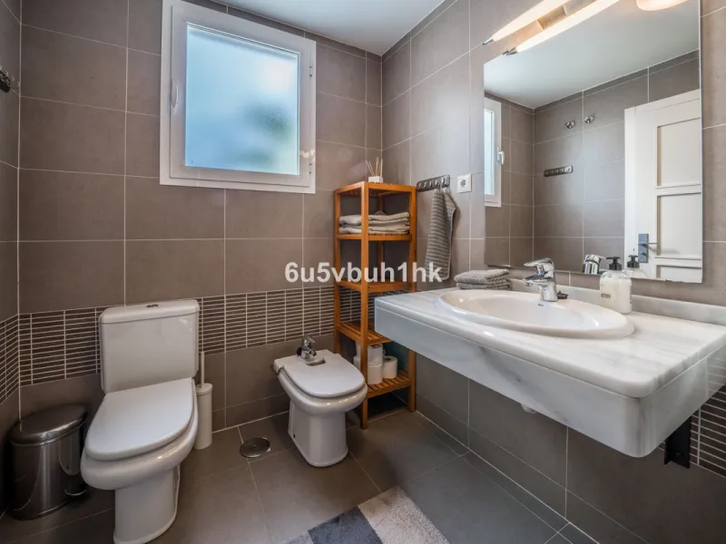 Set in the prestigious Torrequebrada area of Benalmádena, this refined penthouse offers an exceptional combination of elegance, privacy and an unrivalled coastal lifestyle, just moments from the Mediterranean.