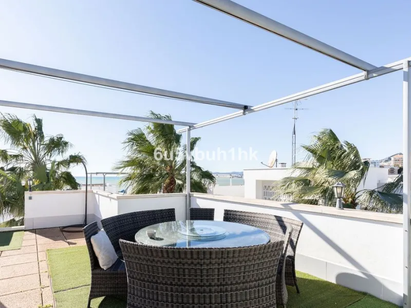 Set in the prestigious Torrequebrada area of Benalmádena, this refined penthouse offers an exceptional combination of elegance, privacy and an unrivalled coastal lifestyle, just moments from the Mediterranean.