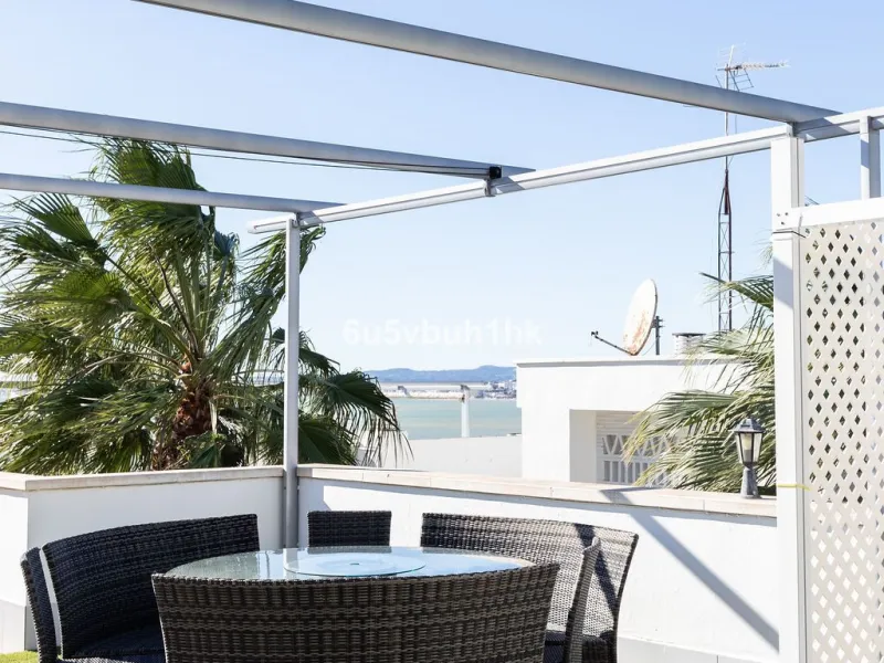 Set in the prestigious Torrequebrada area of Benalmádena, this refined penthouse offers an exceptional combination of elegance, privacy and an unrivalled coastal lifestyle, just moments from the Mediterranean.