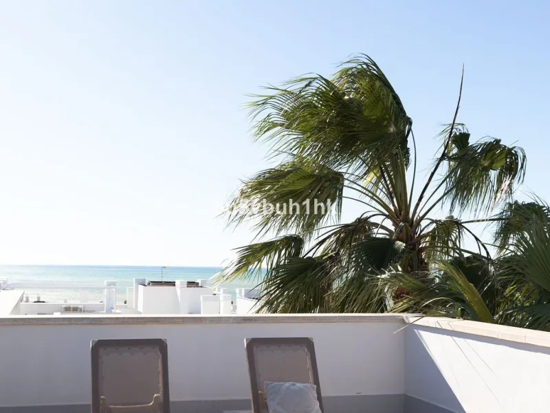 Set in the prestigious Torrequebrada area of Benalmádena, this refined penthouse offers an exceptional combination of elegance, privacy and an unrivalled coastal lifestyle, just moments from the Mediterranean.