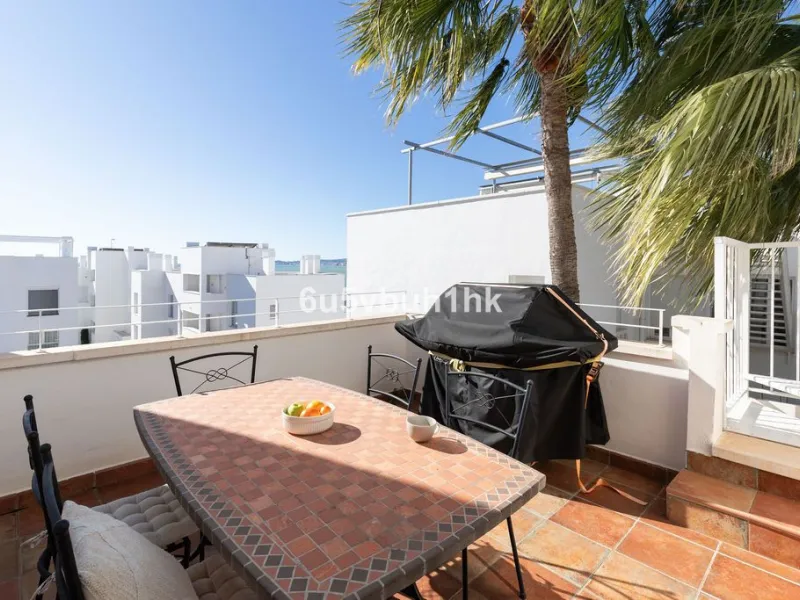 Set in the prestigious Torrequebrada area of Benalmádena, this refined penthouse offers an exceptional combination of elegance, privacy and an unrivalled coastal lifestyle, just moments from the Mediterranean.