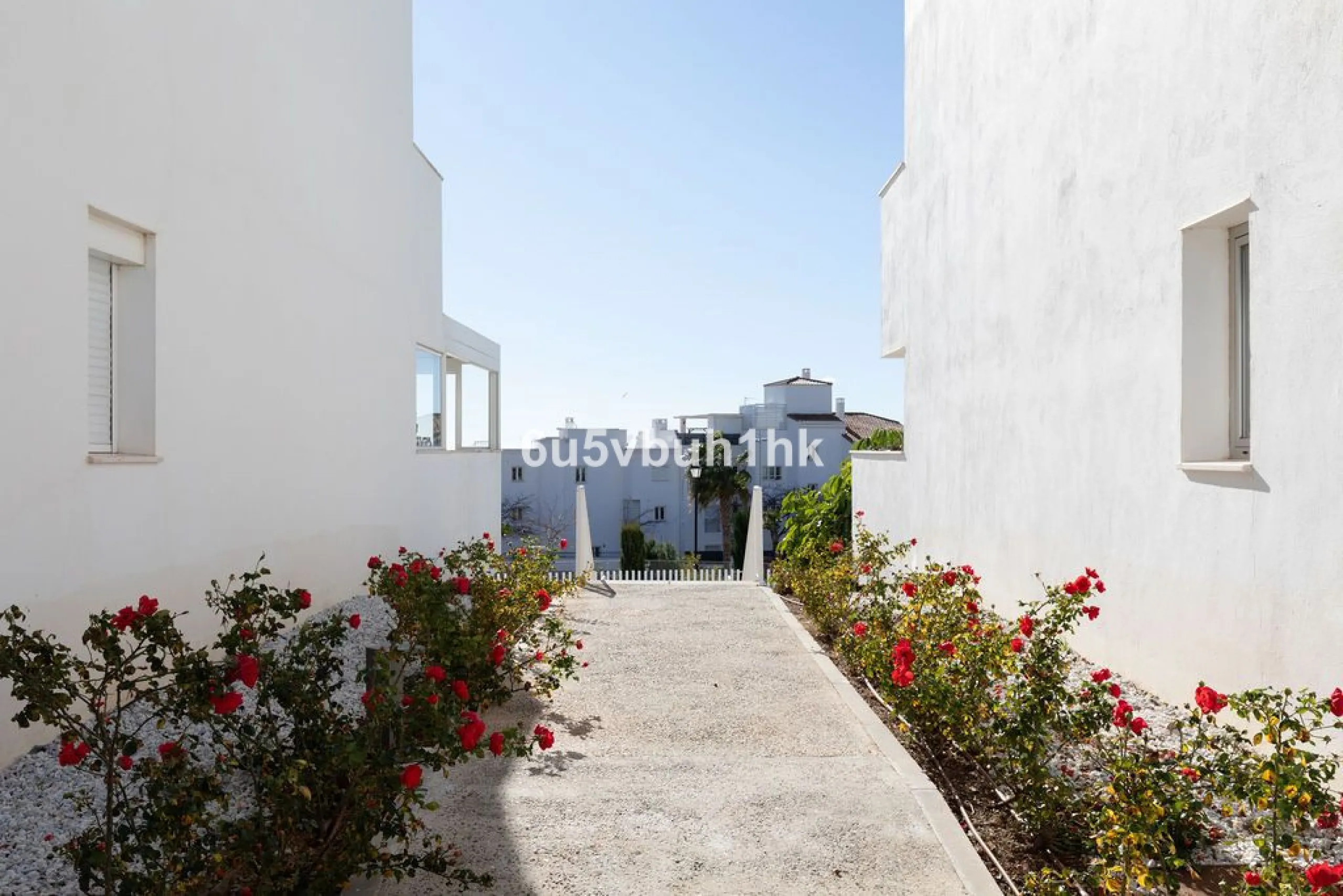 Set in the prestigious Torrequebrada area of Benalmádena, this refined penthouse offers an exceptional combination of elegance, privacy and an unrivalled coastal lifestyle, just moments from the Mediterranean.