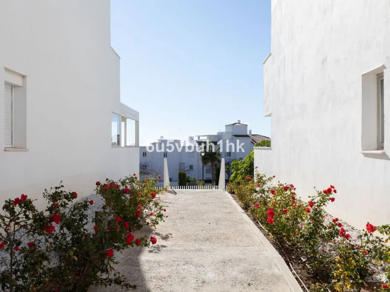 Set in the prestigious Torrequebrada area of Benalmádena, this refined penthouse offers an exceptional combination of elegance, privacy and an unrivalled coastal lifestyle, just moments from the Mediterranean.