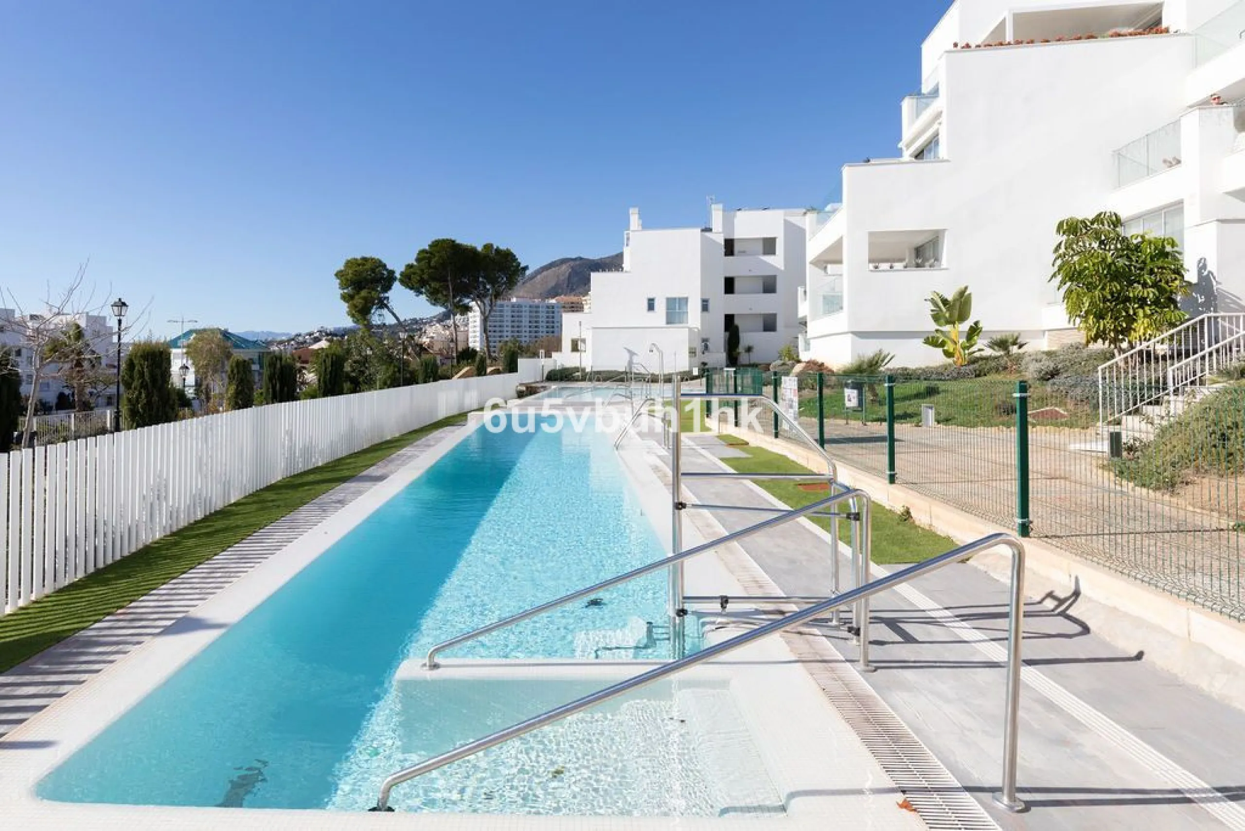 Set in the prestigious Torrequebrada area of Benalmádena, this refined penthouse offers an exceptional combination of elegance, privacy and an unrivalled coastal lifestyle, just moments from the Mediterranean.