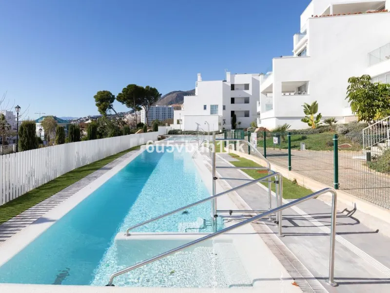 Set in the prestigious Torrequebrada area of Benalmádena, this refined penthouse offers an exceptional combination of elegance, privacy and an unrivalled coastal lifestyle, just moments from the Mediterranean.