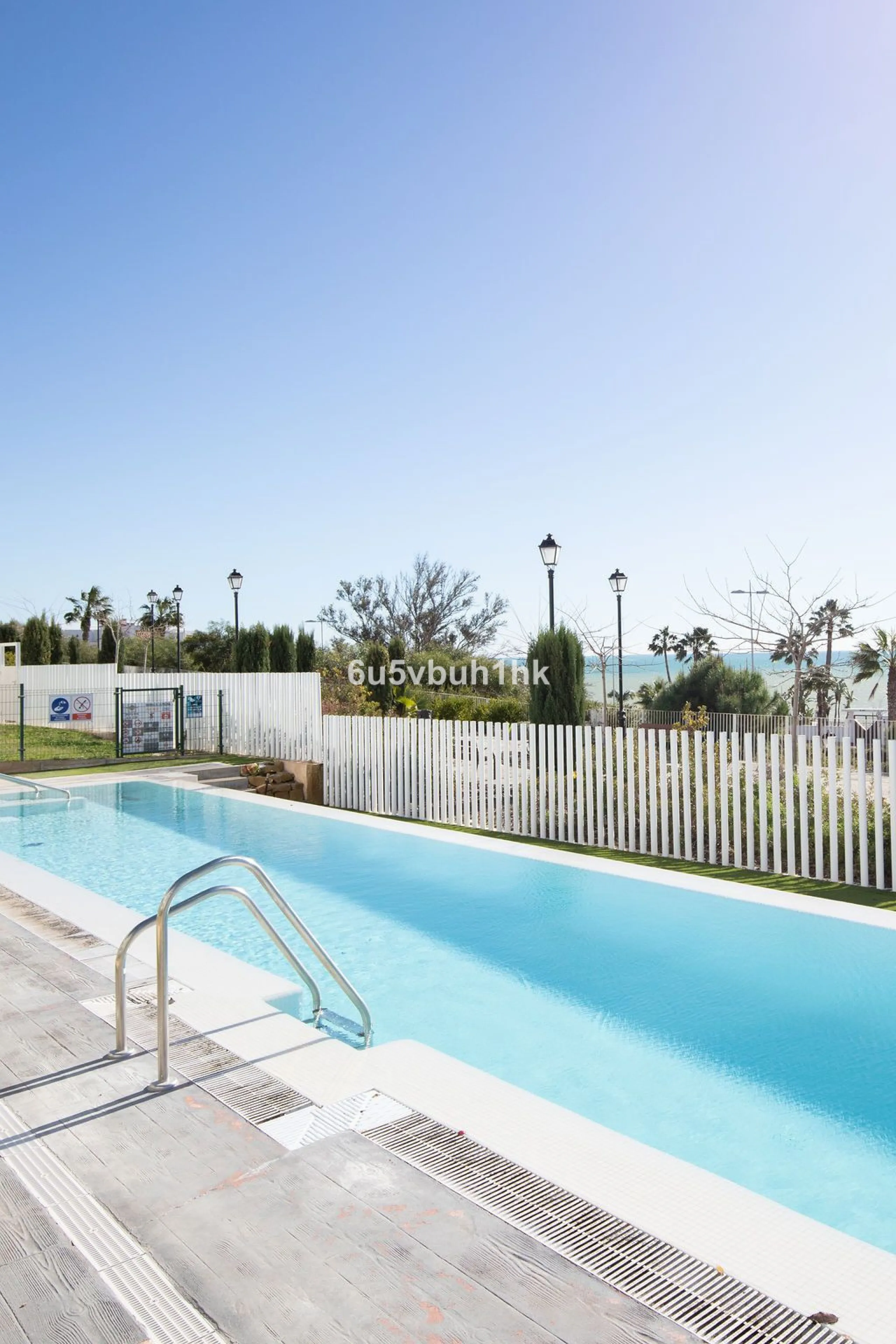 Set in the prestigious Torrequebrada area of Benalmádena, this refined penthouse offers an exceptional combination of elegance, privacy and an unrivalled coastal lifestyle, just moments from the Mediterranean.
