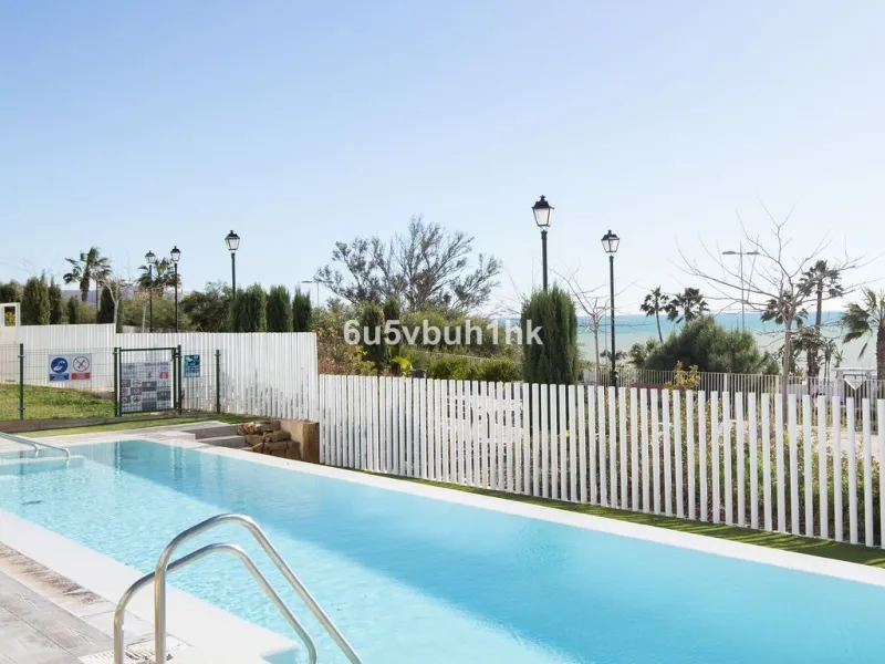 Set in the prestigious Torrequebrada area of Benalmádena, this refined penthouse offers an exceptional combination of elegance, privacy and an unrivalled coastal lifestyle, just moments from the Mediterranean.