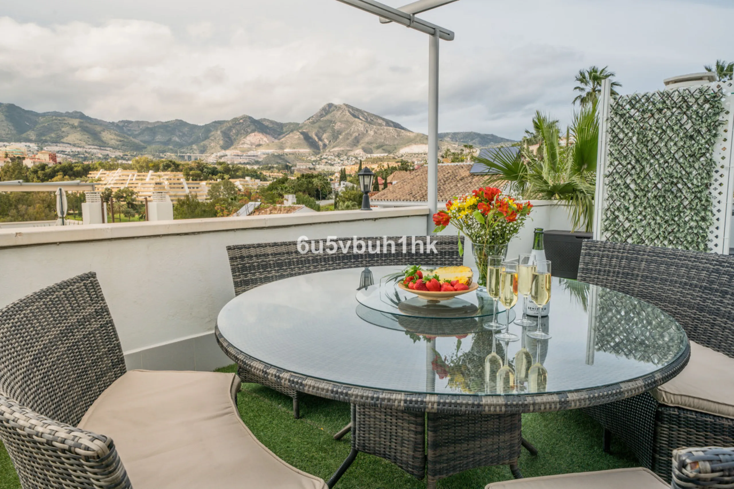 Set in the prestigious Torrequebrada area of Benalmádena, this refined penthouse offers an exceptional combination of elegance, privacy and an unrivalled coastal lifestyle, just moments from the Mediterranean.