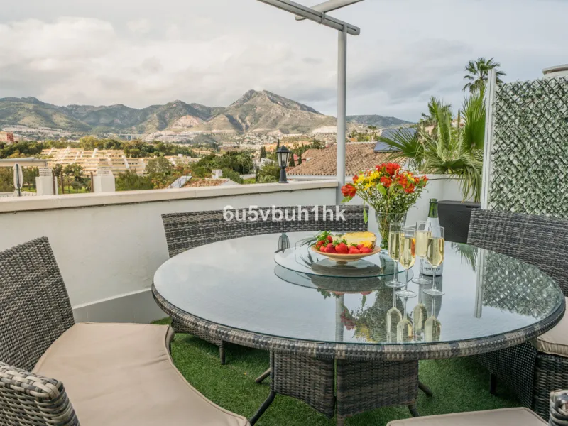 Set in the prestigious Torrequebrada area of Benalmádena, this refined penthouse offers an exceptional combination of elegance, privacy and an unrivalled coastal lifestyle, just moments from the Mediterranean.