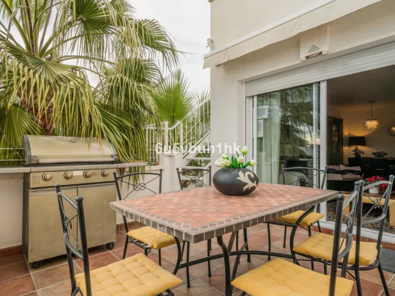 Set in the prestigious Torrequebrada area of Benalmádena, this refined penthouse offers an exceptional combination of elegance, privacy and an unrivalled coastal lifestyle, just moments from the Mediterranean.