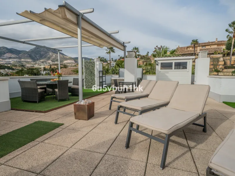 Set in the prestigious Torrequebrada area of Benalmádena, this refined penthouse offers an exceptional combination of elegance, privacy and an unrivalled coastal lifestyle, just moments from the Mediterranean.