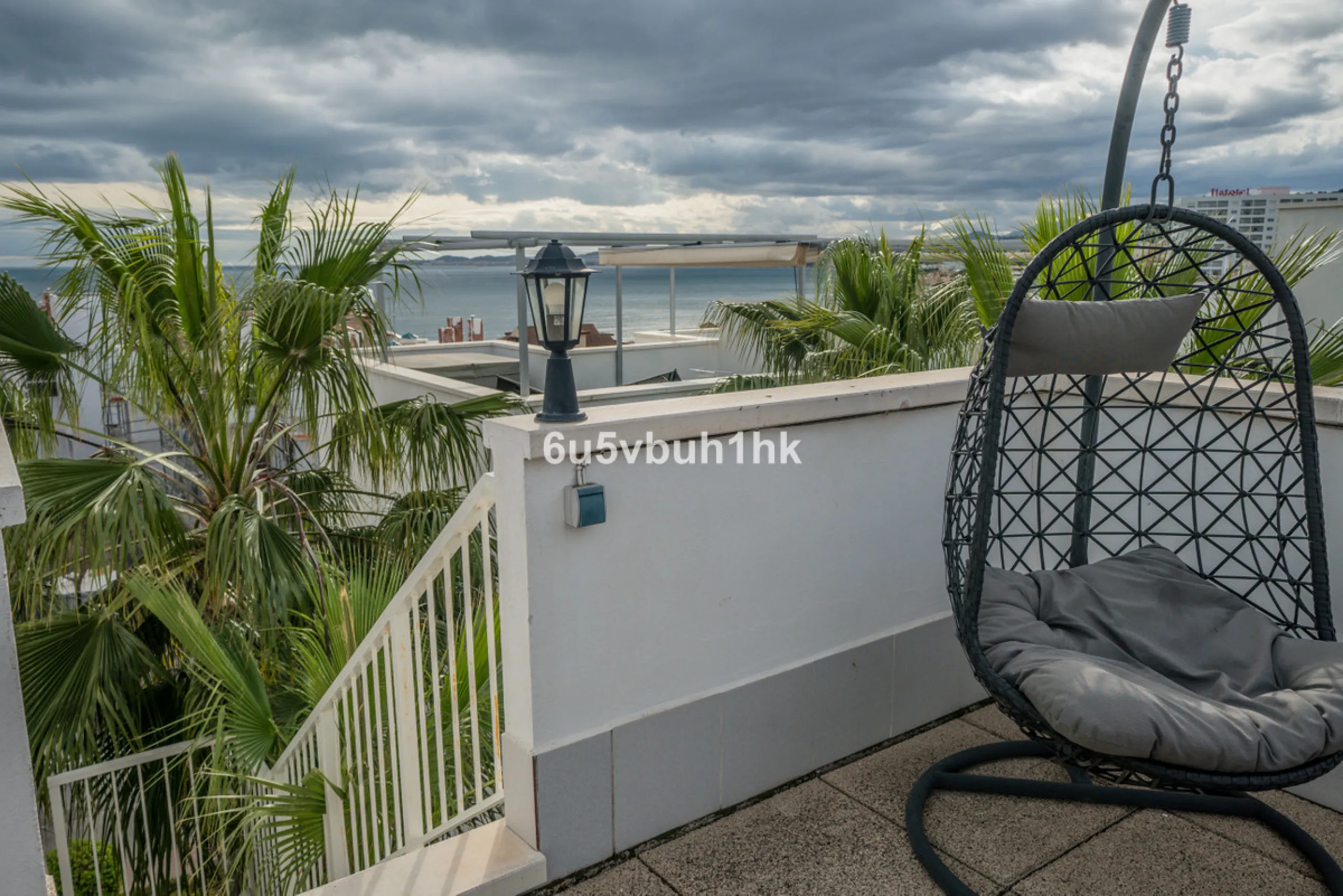 Set in the prestigious Torrequebrada area of Benalmádena, this refined penthouse offers an exceptional combination of elegance, privacy and an unrivalled coastal lifestyle, just moments from the Mediterranean.