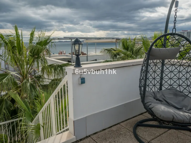 Set in the prestigious Torrequebrada area of Benalmádena, this refined penthouse offers an exceptional combination of elegance, privacy and an unrivalled coastal lifestyle, just moments from the Mediterranean.