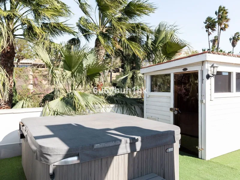 Set in the prestigious Torrequebrada area of Benalmádena, this refined penthouse offers an exceptional combination of elegance, privacy and an unrivalled coastal lifestyle, just moments from the Mediterranean.