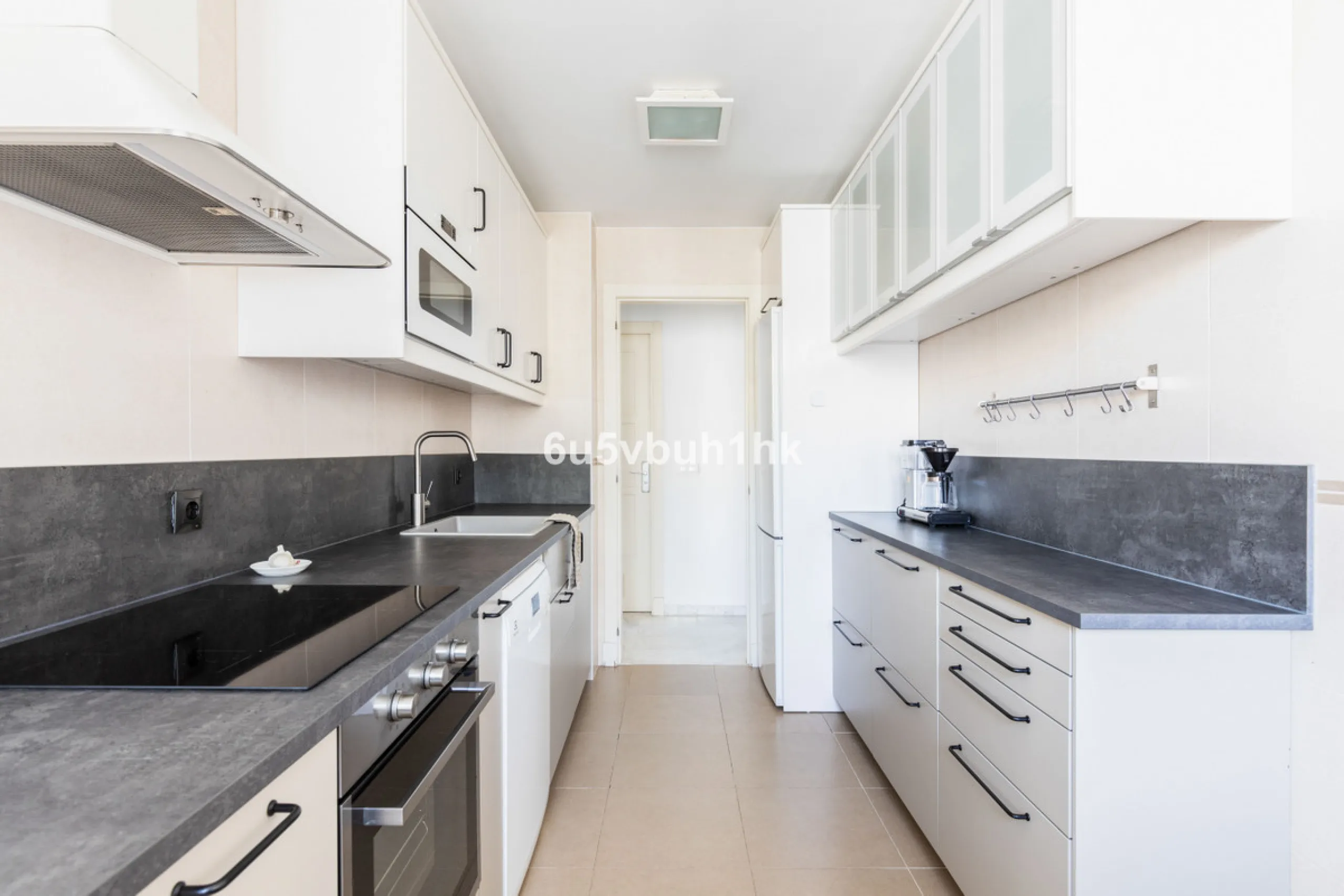 Set in the prestigious Torrequebrada area of Benalmádena, this refined penthouse offers an exceptional combination of elegance, privacy and an unrivalled coastal lifestyle, just moments from the Mediterranean.