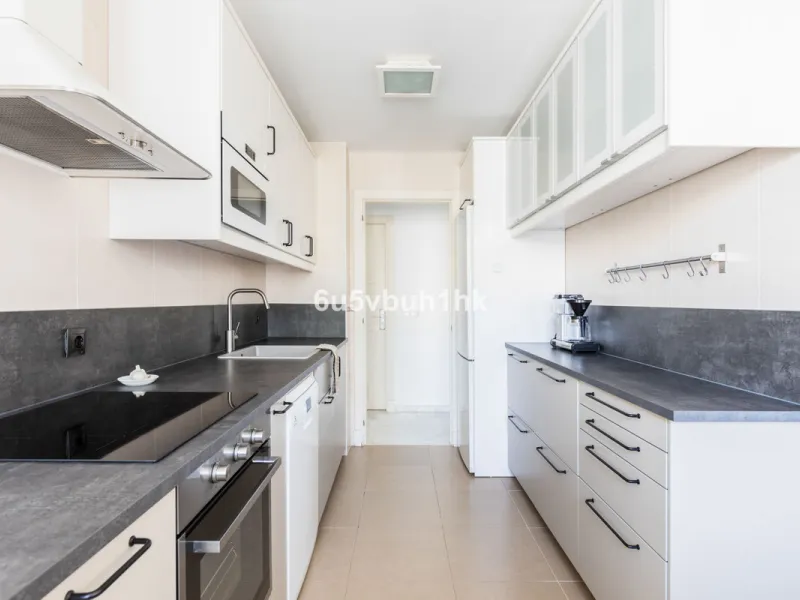 Set in the prestigious Torrequebrada area of Benalmádena, this refined penthouse offers an exceptional combination of elegance, privacy and an unrivalled coastal lifestyle, just moments from the Mediterranean.