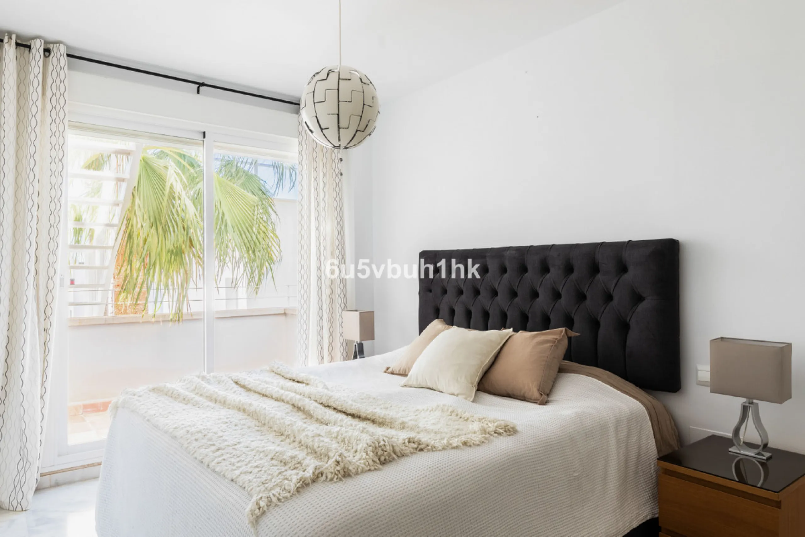 Set in the prestigious Torrequebrada area of Benalmádena, this refined penthouse offers an exceptional combination of elegance, privacy and an unrivalled coastal lifestyle, just moments from the Mediterranean.