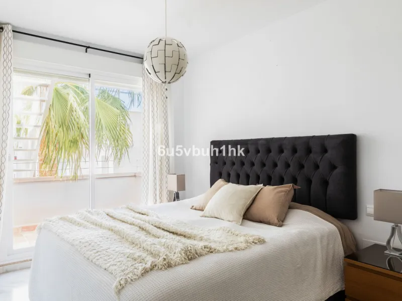 Set in the prestigious Torrequebrada area of Benalmádena, this refined penthouse offers an exceptional combination of elegance, privacy and an unrivalled coastal lifestyle, just moments from the Mediterranean.