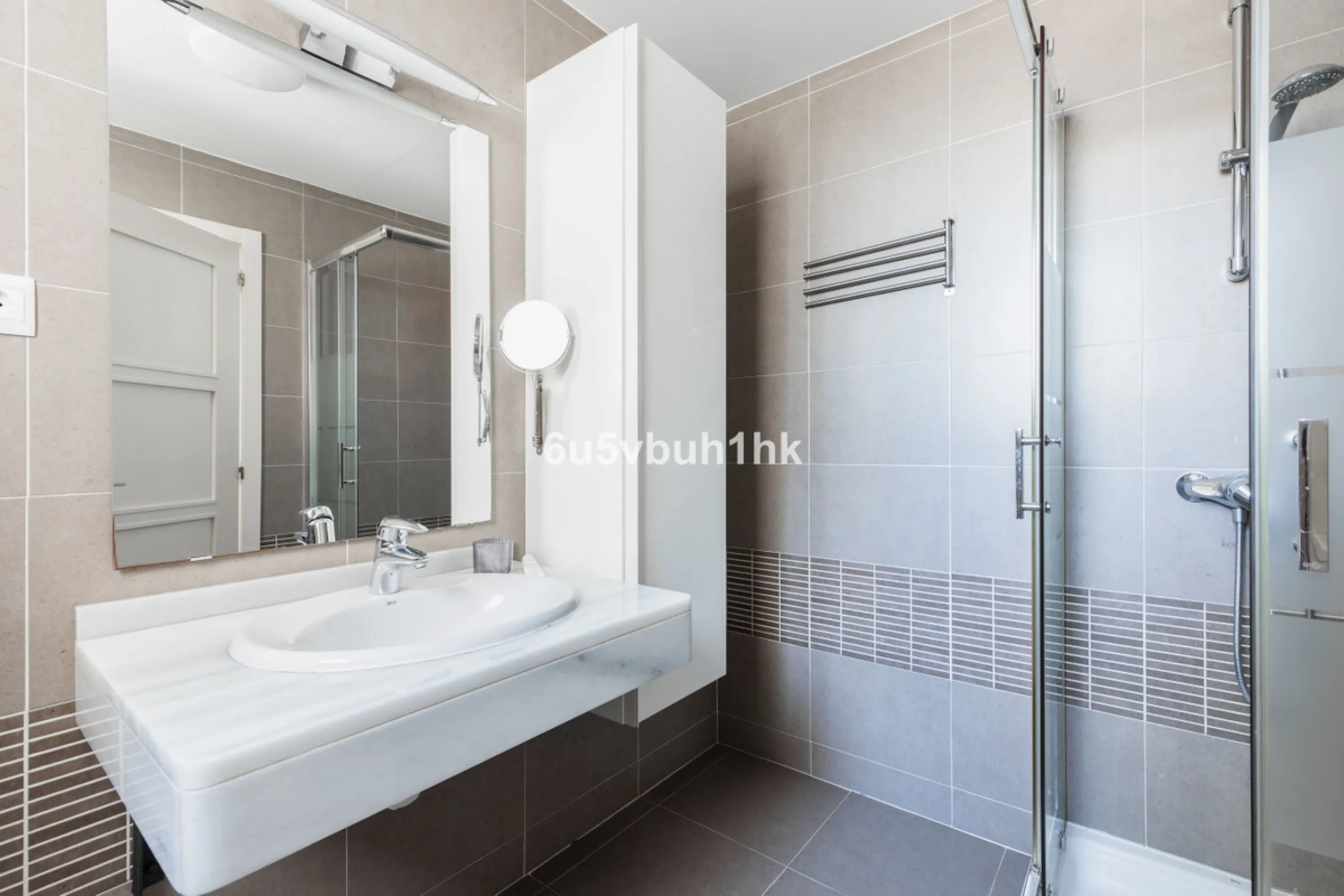 Set in the prestigious Torrequebrada area of Benalmádena, this refined penthouse offers an exceptional combination of elegance, privacy and an unrivalled coastal lifestyle, just moments from the Mediterranean.