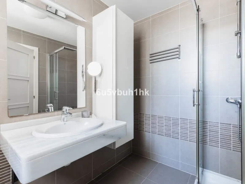 Set in the prestigious Torrequebrada area of Benalmádena, this refined penthouse offers an exceptional combination of elegance, privacy and an unrivalled coastal lifestyle, just moments from the Mediterranean.