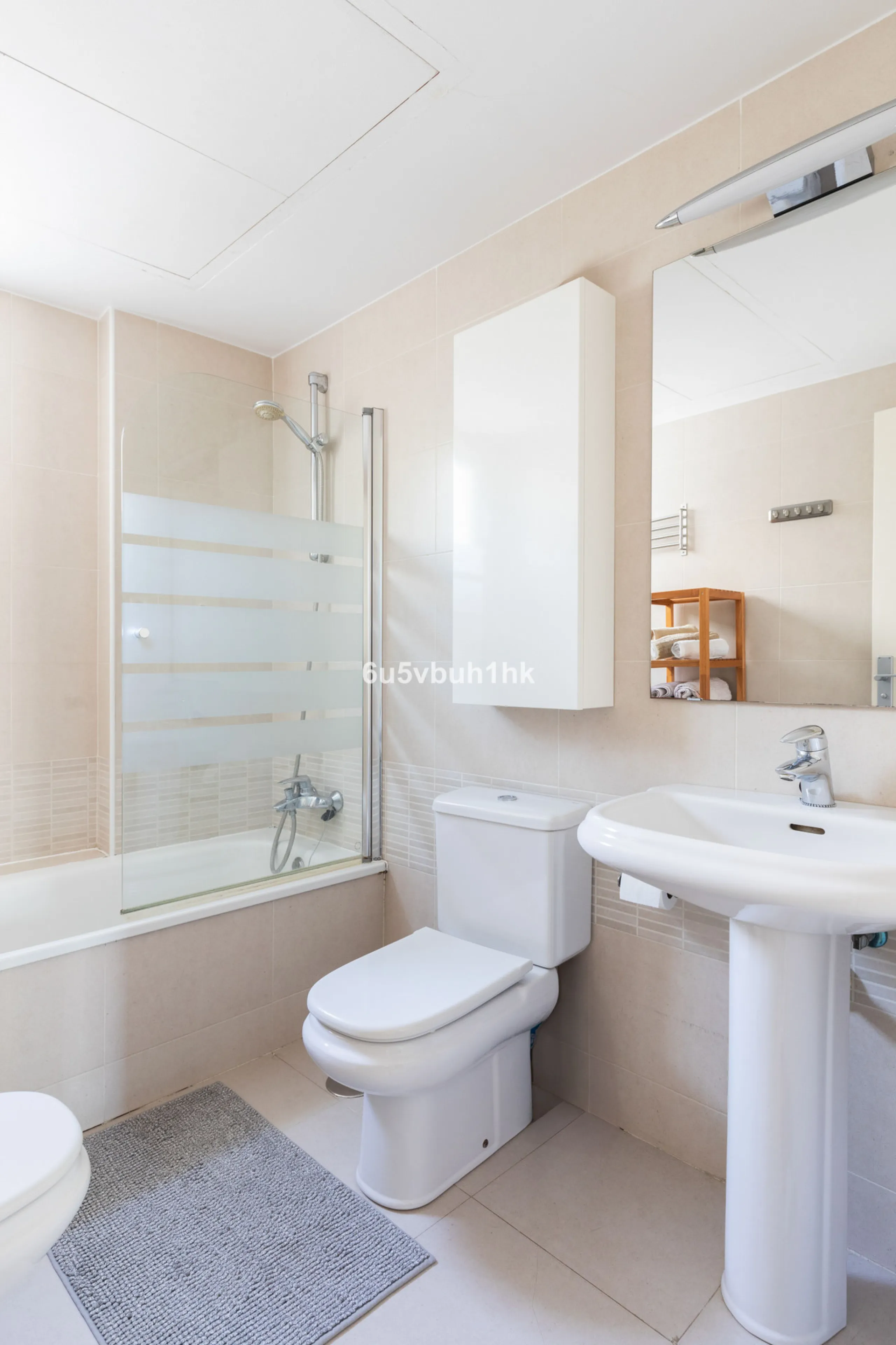 Set in the prestigious Torrequebrada area of Benalmádena, this refined penthouse offers an exceptional combination of elegance, privacy and an unrivalled coastal lifestyle, just moments from the Mediterranean.