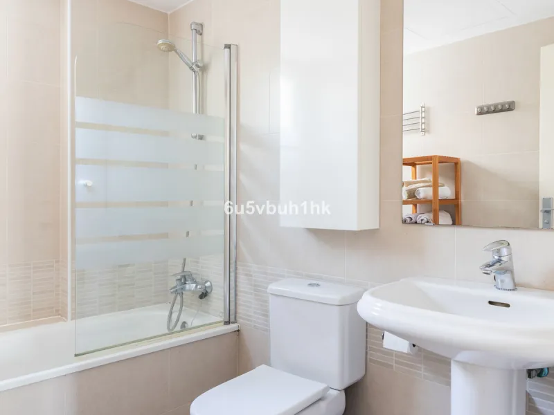 Set in the prestigious Torrequebrada area of Benalmádena, this refined penthouse offers an exceptional combination of elegance, privacy and an unrivalled coastal lifestyle, just moments from the Mediterranean.