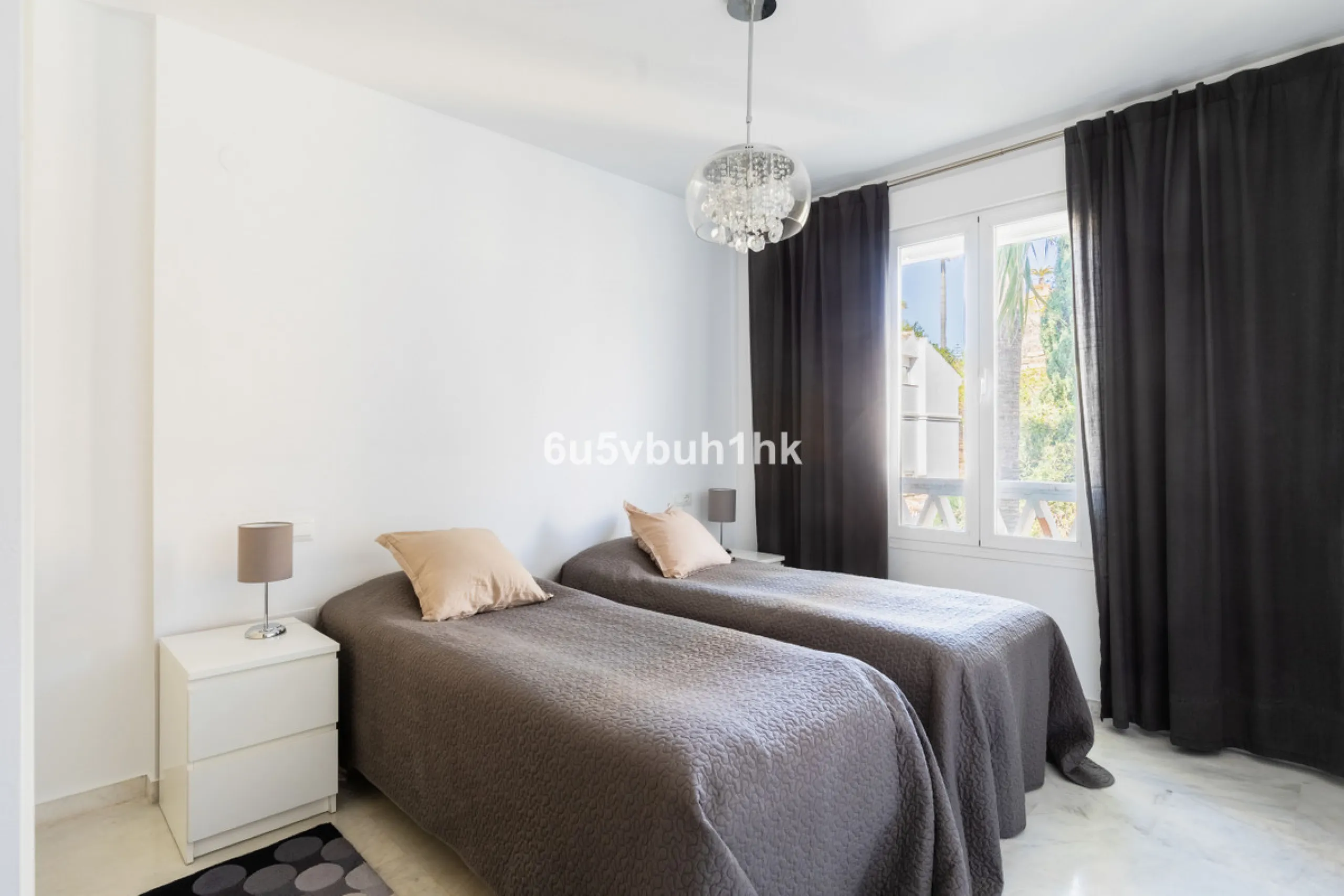 Set in the prestigious Torrequebrada area of Benalmádena, this refined penthouse offers an exceptional combination of elegance, privacy and an unrivalled coastal lifestyle, just moments from the Mediterranean.