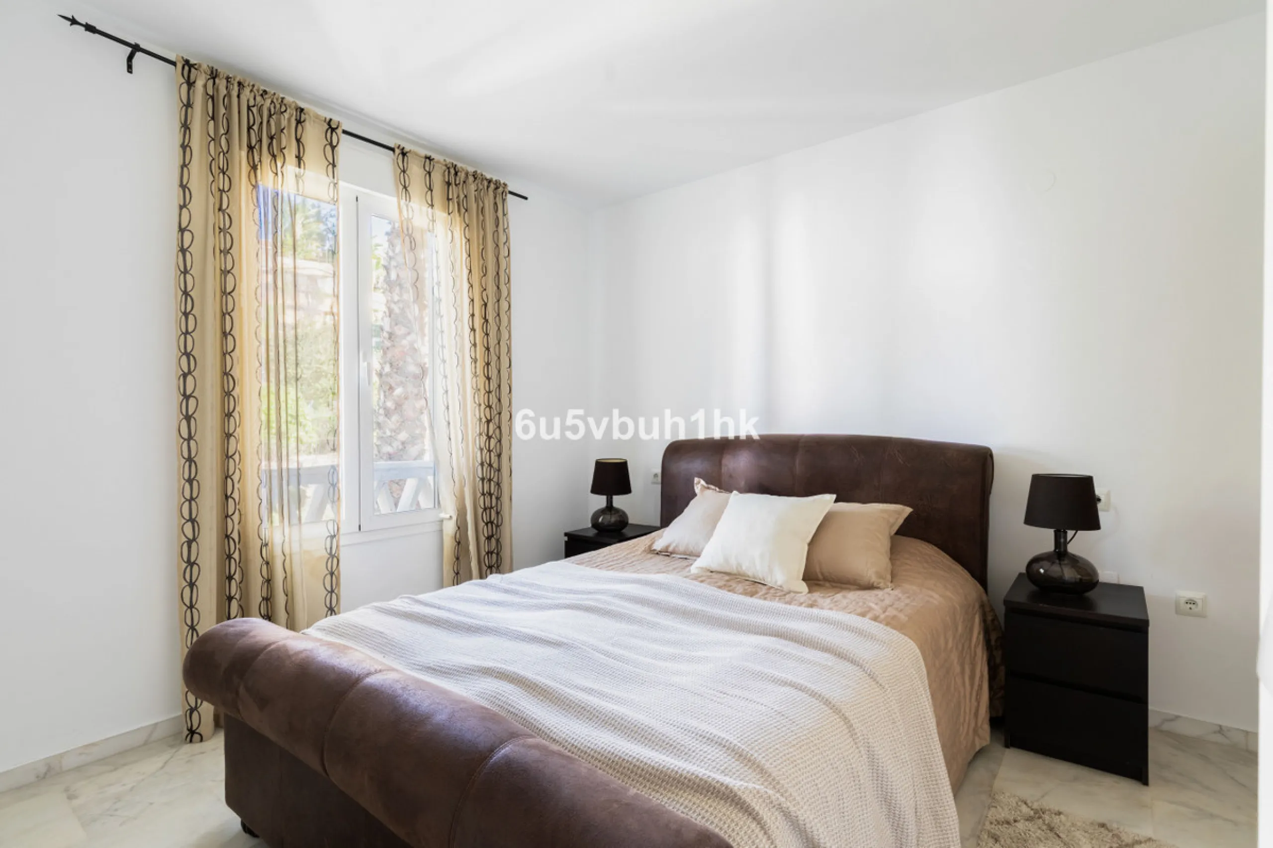 Set in the prestigious Torrequebrada area of Benalmádena, this refined penthouse offers an exceptional combination of elegance, privacy and an unrivalled coastal lifestyle, just moments from the Mediterranean.