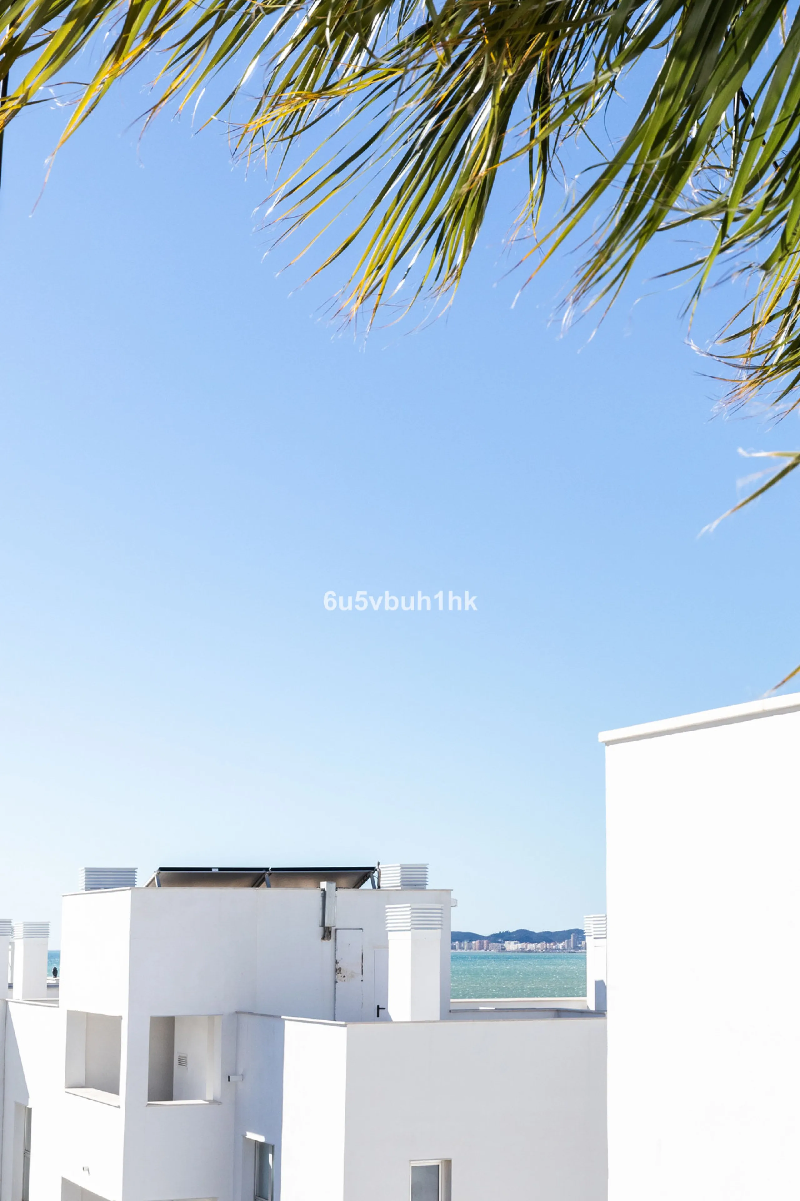 Set in the prestigious Torrequebrada area of Benalmádena, this refined penthouse offers an exceptional combination of elegance, privacy and an unrivalled coastal lifestyle, just moments from the Mediterranean.