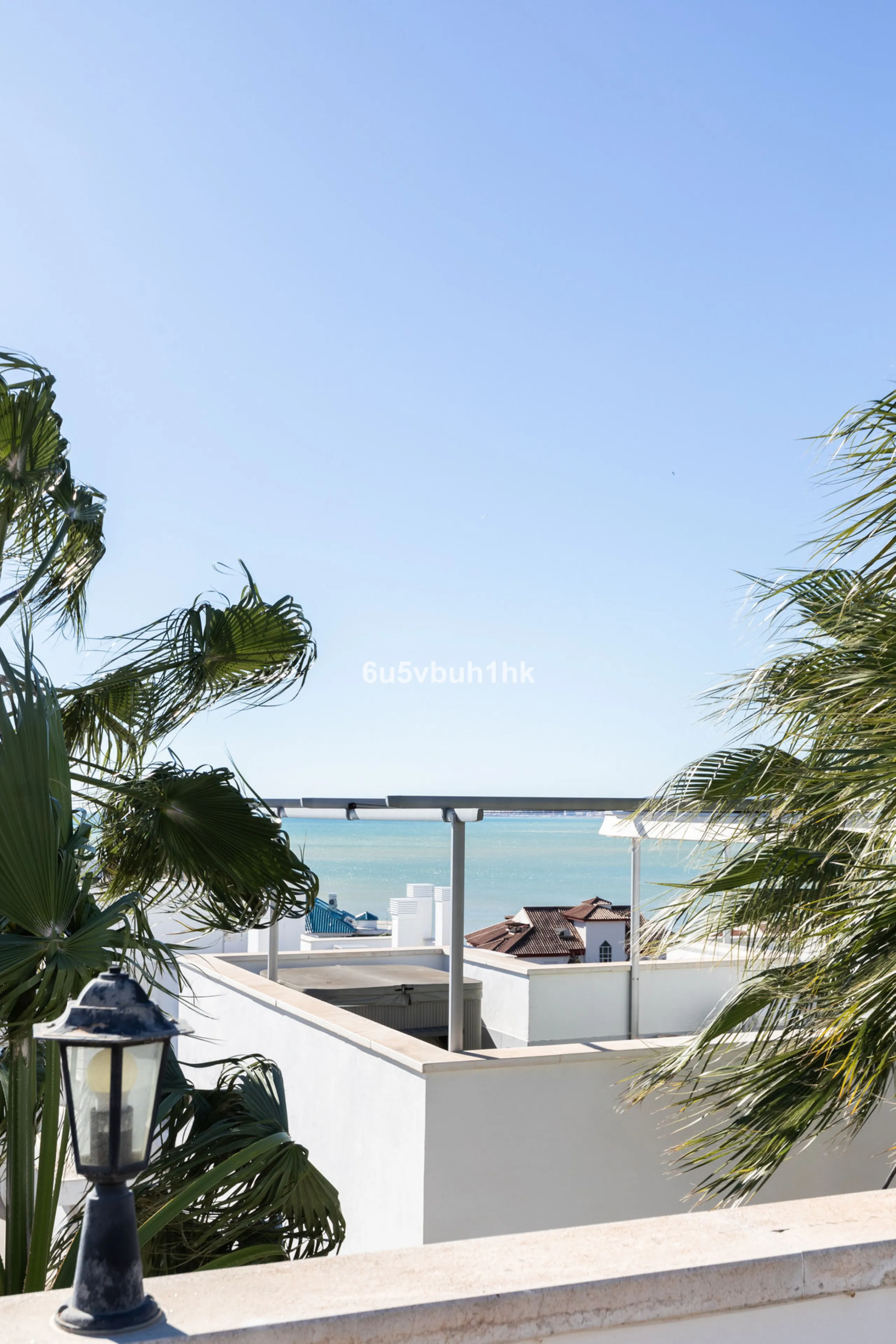 Set in the prestigious Torrequebrada area of Benalmádena, this refined penthouse offers an exceptional combination of elegance, privacy and an unrivalled coastal lifestyle, just moments from the Mediterranean.