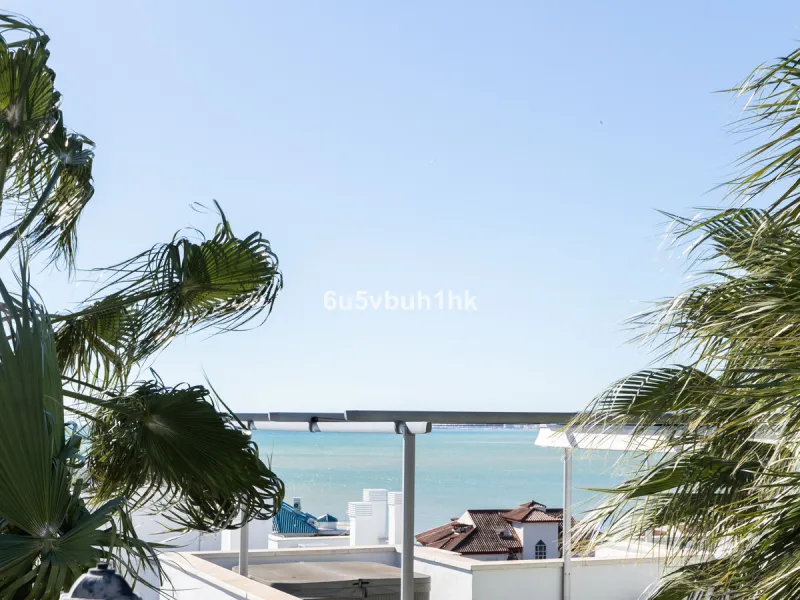 Set in the prestigious Torrequebrada area of Benalmádena, this refined penthouse offers an exceptional combination of elegance, privacy and an unrivalled coastal lifestyle, just moments from the Mediterranean.