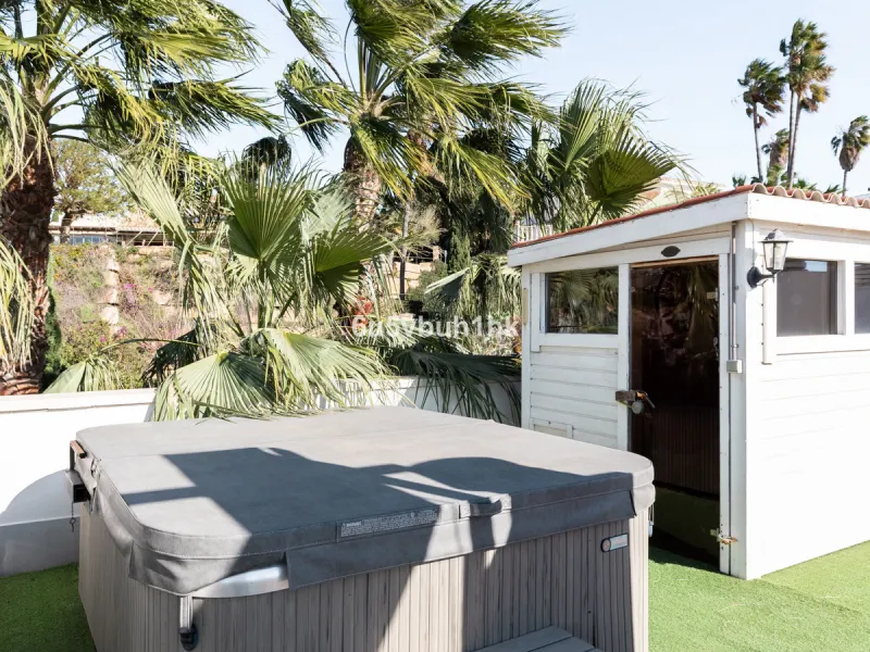 Set in the prestigious Torrequebrada area of Benalmádena, this refined penthouse offers an exceptional combination of elegance, privacy and an unrivalled coastal lifestyle, just moments from the Mediterranean.