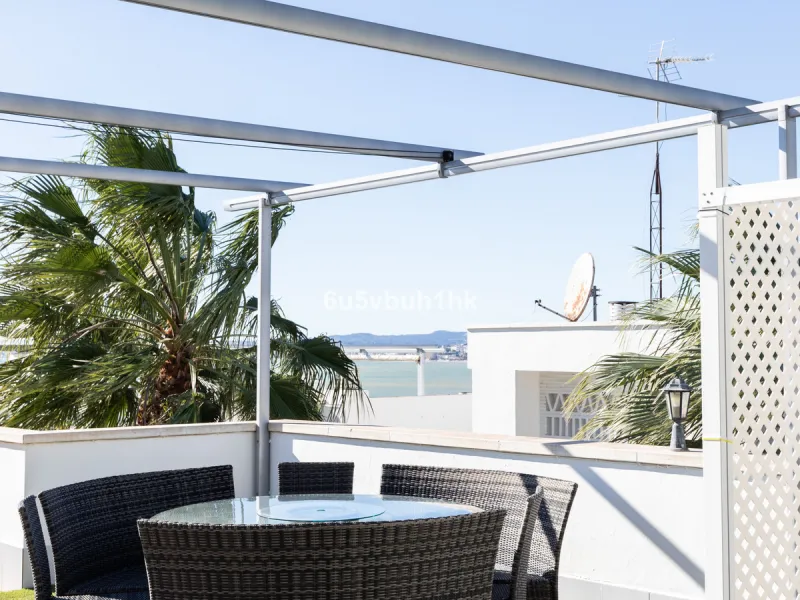Set in the prestigious Torrequebrada area of Benalmádena, this refined penthouse offers an exceptional combination of elegance, privacy and an unrivalled coastal lifestyle, just moments from the Mediterranean.