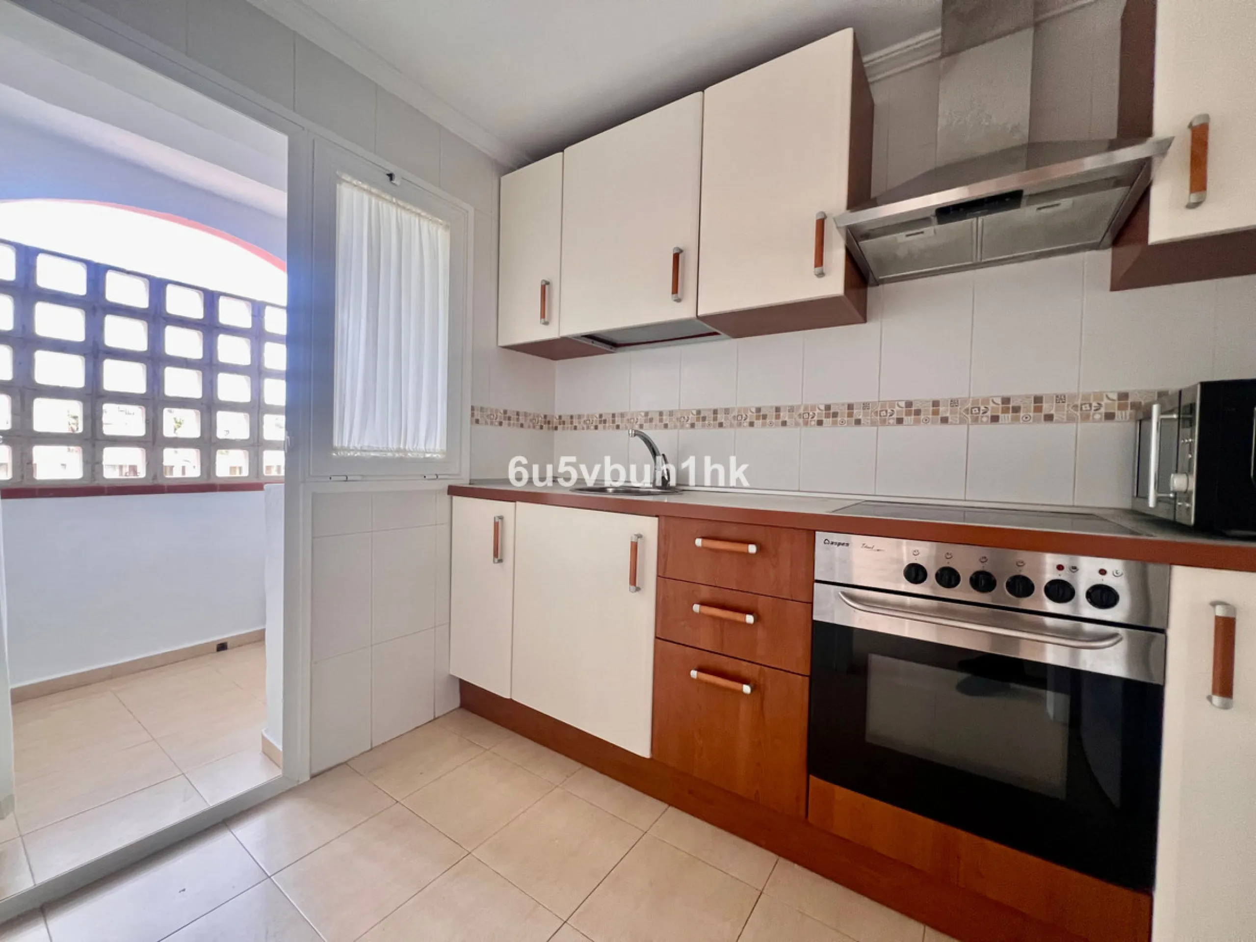 Bright apartment of 83 m² located in the exclusive Montemarina Residential Complex, within a private and peaceful gated community. The property stands out for its excellent orientation, ensuring sunlight throughout the day, and its open sea views from the