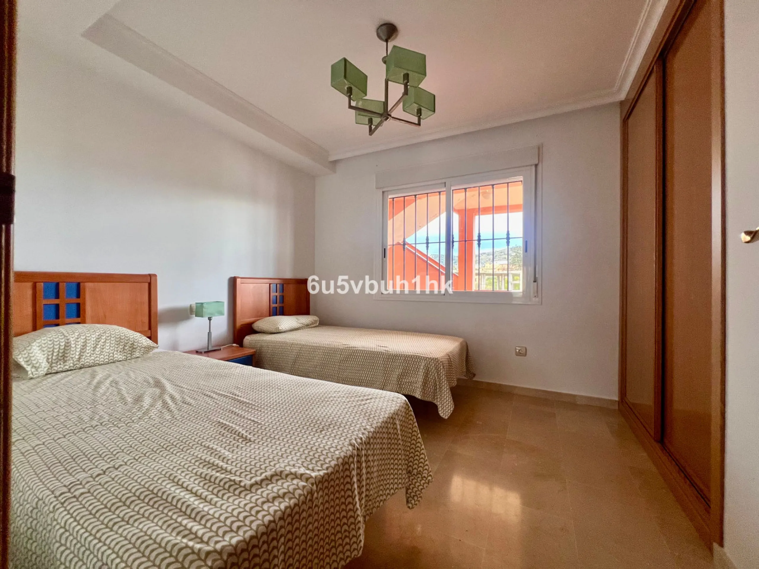 Bright apartment of 83 m² located in the exclusive Montemarina Residential Complex, within a private and peaceful gated community. The property stands out for its excellent orientation, ensuring sunlight throughout the day, and its open sea views from the