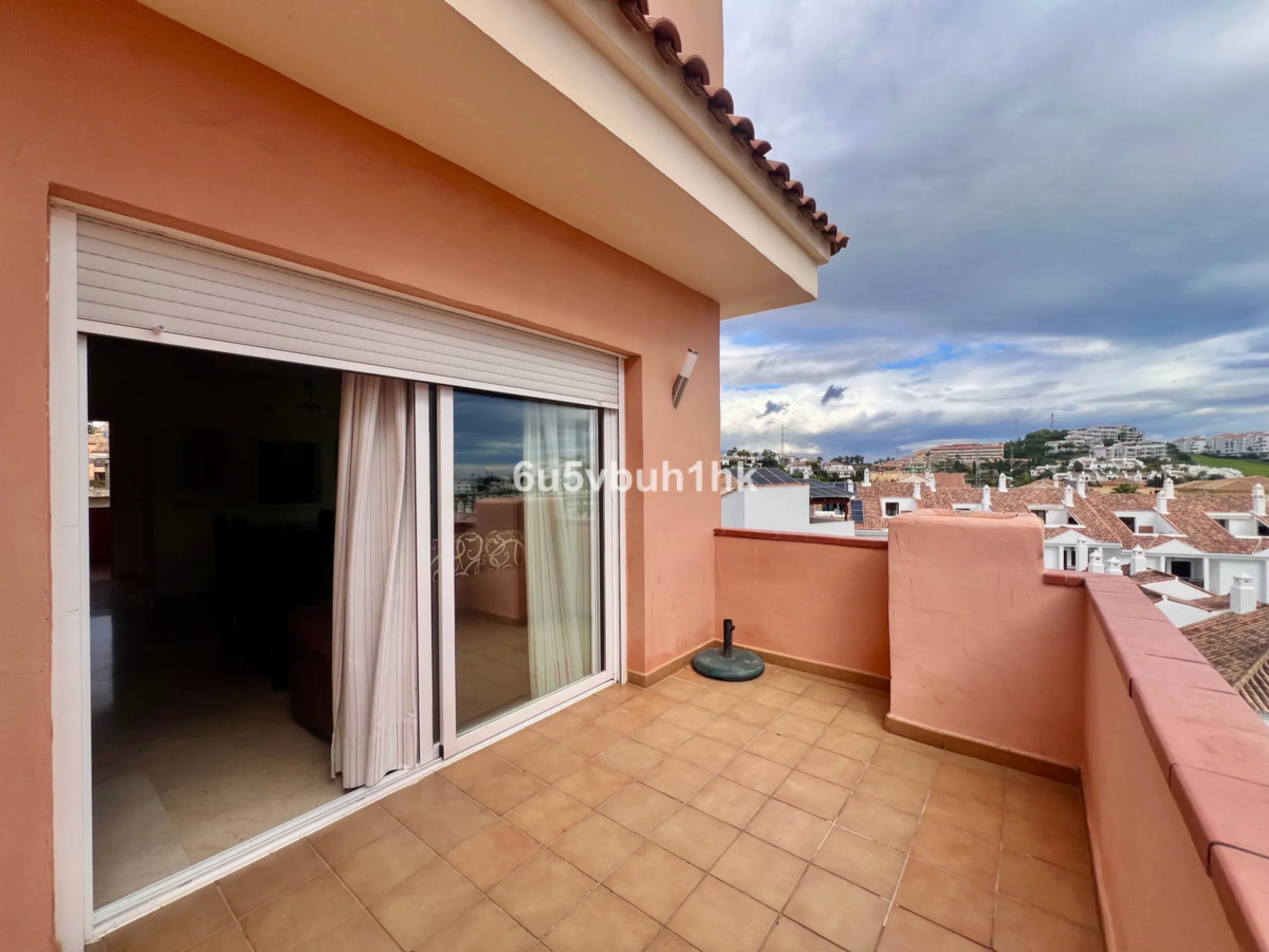Bright apartment of 83 m² located in the exclusive Montemarina Residential Complex, within a private and peaceful gated community. The property stands out for its excellent orientation, ensuring sunlight throughout the day, and its open sea views from the