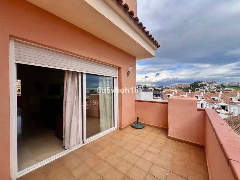 Bright apartment of 83 m² located in the exclusive Montemarina Residential Complex, within a private and peaceful gated community. The property stands out for its excellent orientation, ensuring sunlight throughout the day, and its open sea views from the