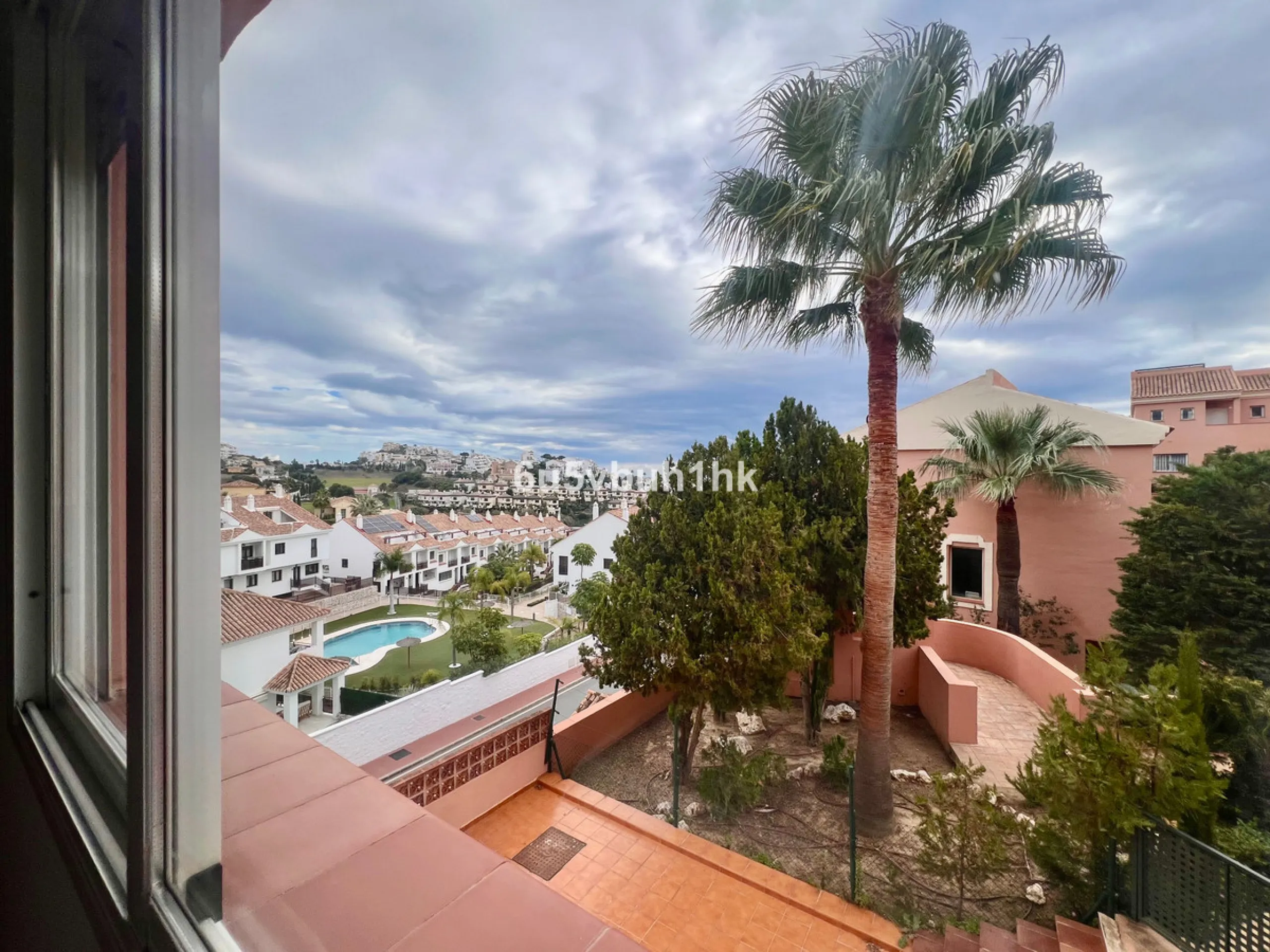 Bright apartment of 83 m² located in the exclusive Montemarina Residential Complex, within a private and peaceful gated community. The property stands out for its excellent orientation, ensuring sunlight throughout the day, and its open sea views from the