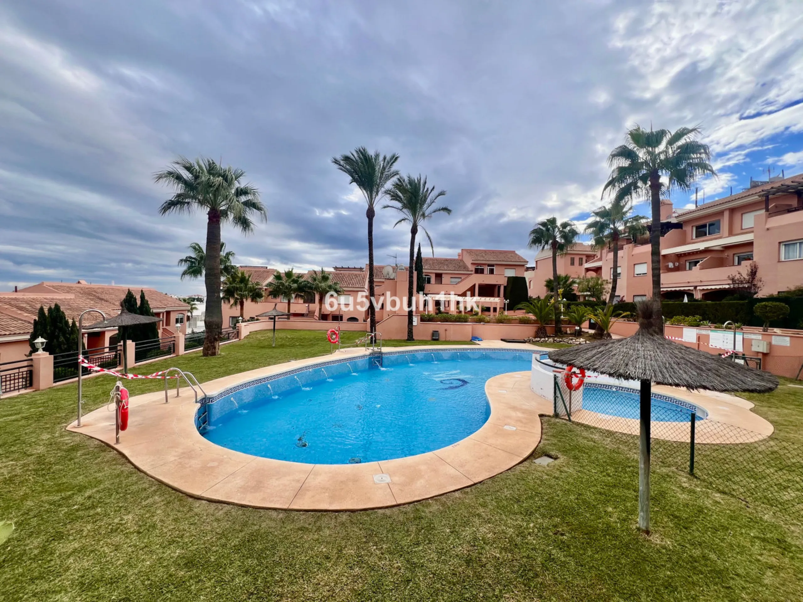 Bright apartment of 83 m² located in the exclusive Montemarina Residential Complex, within a private and peaceful gated community. The property stands out for its excellent orientation, ensuring sunlight throughout the day, and its open sea views from the