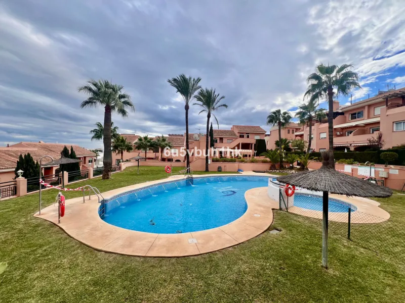 Bright apartment of 83 m² located in the exclusive Montemarina Residential Complex, within a private and peaceful gated community. The property stands out for its excellent orientation, ensuring sunlight throughout the day, and its open sea views from the