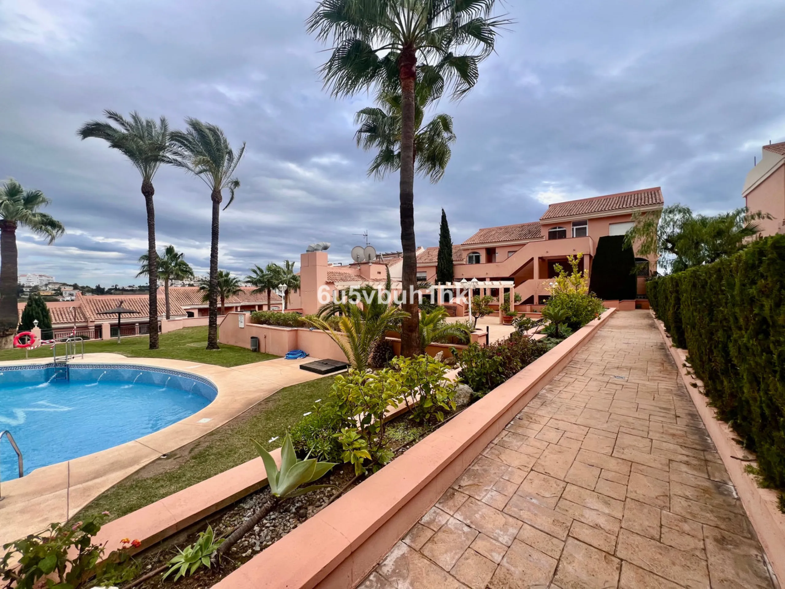 Bright apartment of 83 m² located in the exclusive Montemarina Residential Complex, within a private and peaceful gated community. The property stands out for its excellent orientation, ensuring sunlight throughout the day, and its open sea views from the
